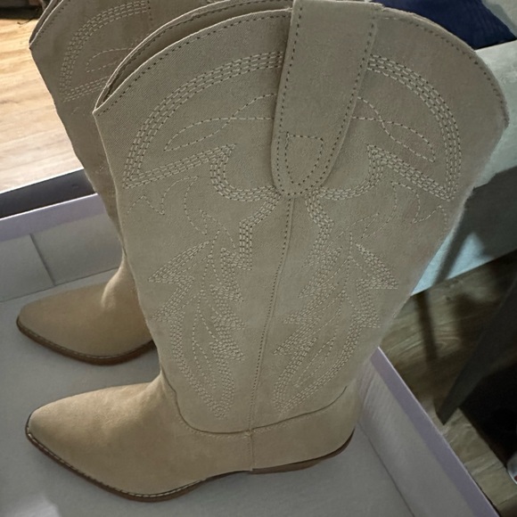 Madden girl boots, size 5 - Picture 2 of 4